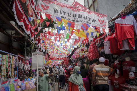 Calon pembeli melihat pernak-pernik kemerdekaan di Pasar Jatinegara, Jakarta, Selasa (12/8/2025). Foto: Jamal Ramadhan/kumparan