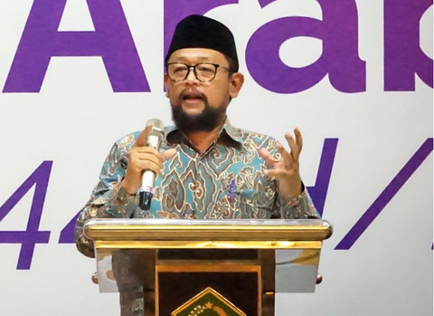 Stafsus Menteri Agama Gus Yaqut, Ishfah Abidal Aziz, memberikan materi pada Bimtek PPIH Arab Saudi di Asrama Haji Jakarta, Kamis (21/3/2024). Foto: Dok Kemenag RI