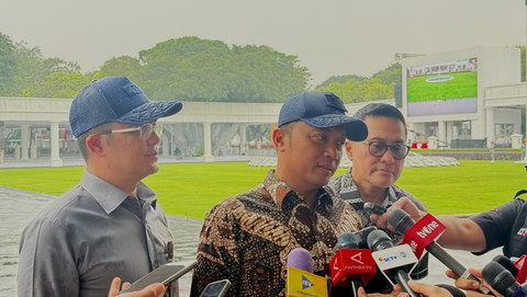 Mensesneg Prasetyo Hadi (Tengah), Kasetpres Ariyo Windutomo (kiri), dan Deputi Bidang Protokol Pers dan Media Setpres Yusuf Permana (kanan) di Istana Merdeka, Jakarta Pusat, Selasa (12/8/2025). Foto: Zamachsyari/kumparan