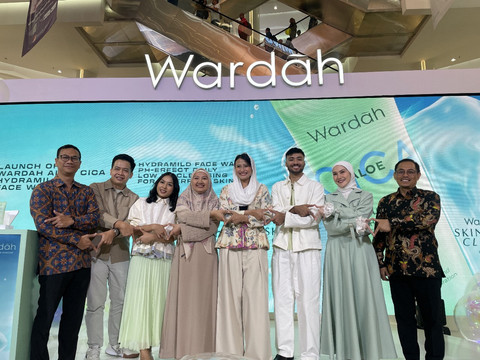 Foto bersama para pembicara bersama Wakil Menteri Perdagangan Dyah Roro Esti Widya di Acara Launching Wardah Aloe Cica Hydramild Face Wash di Grand Atrium, Kota Kasablanka pada Jumat (01/08) (Foto: kumparan/Zulfa Salman)