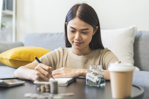 Ilustrasi perempuan sedang mengelola keuangannya untuk trend no-buy challenge dan belajar sustainable living. Foto: Shutterstock