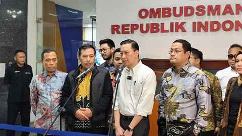 Ketua Ombudsman RI, Mokhammad Najih, dan mantan Menteri Perdagangan, Tom Lembong (tengah), di Kantor Ombudsman, Jakarta, Selasa (12/8/2025). 
 Foto: Jonathan Devin/kumparan