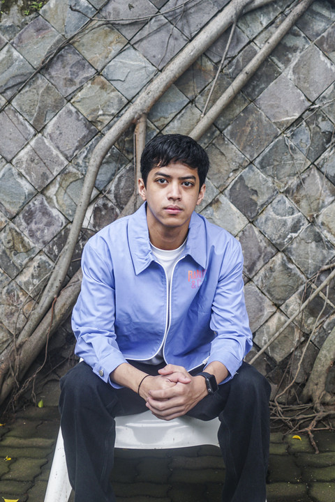 Pemeran film Rangga dan Cinta El Putra Sarira berpose saat berkunjung ke kumparan di Pasar Minggu, Jakarta, Selasa (12/8/2025). Foto: Darryl Ramadhan/kumparan