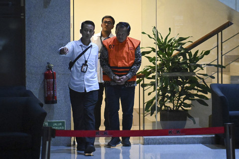 Tersangka Risna Sutriyanto (kanan) berjalan menuju mobil tahanan usai menjalani pemeriksaan di gedung Merah Putih KPK, Jakarta, Senin (11/8/2025). Foto: Sulthony Hasanuddin/ANTARA FOTO 