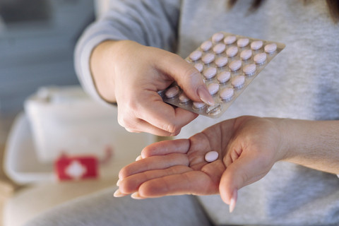 Ilustrasi ibu minum pil KB darurat. Foto: Kostikova Natalia/Shutterstock