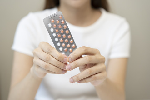 Ilustrasi ibu minum pil KB darurat. Foto: Kmpzzz/Shutterstock