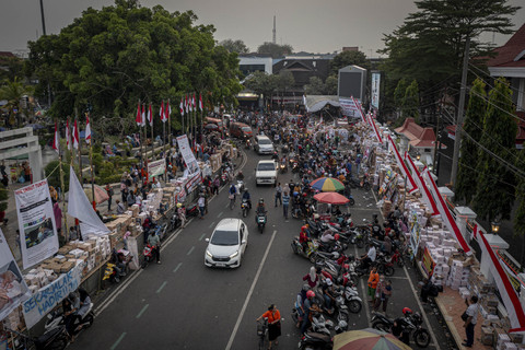 Foto udara suasana posko penggalangan donasi logistik unjuk rasa di depan Kantor Bupati Pati, Kabupaten Pati, Jawa Tengah, Selasa (12/8/2025). Foto: Aji Styawan/ANTARA FOTO