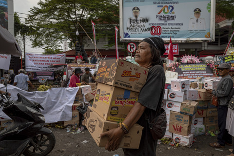 Seorang warga membawa makanan ringan untuk didonasikan ke posko penggalangan donasi logistik unjuk rasa di depan Kantor Bupati Pati, Kabupaten Pati, Jawa Tengah, Selasa (12/8/2025). Foto: Aji Styawan/ANTARA FOTO