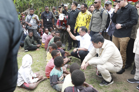 Mendagri Tito Karnavian bersama Menteri PKP Maruarar Sirait berdialog bersama warga Wamena, Papua Pegunungan, hingga menghadiri acara bakar batu, Selasa (12/8/2025). Foto: Dok. Kemendagri