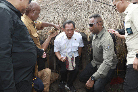 Mendagri Tito Karnavian bersama Menteri PKP Maruarar Sirait berdialog bersama warga Wamena, Papua Pegunungan, hingga menghadiri acara bakar batu, Selasa (12/8/2025). Foto: Dok. Kemendagri