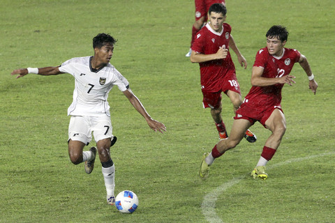 Pemain Timnas Indonesia U-17 Evandra Florasta (kiri) berusaha melewati pemain Tajikistan Khojaev Saidjon (kanan) saat bertanding pada Piala Kemerdekaan U-17 2025 di Stadion Utama Sumatera Utara, Kabupaten Deli Serdang, Selasa (12/8/2025).  Foto: Yudi Manar/ANTARA FOTO 