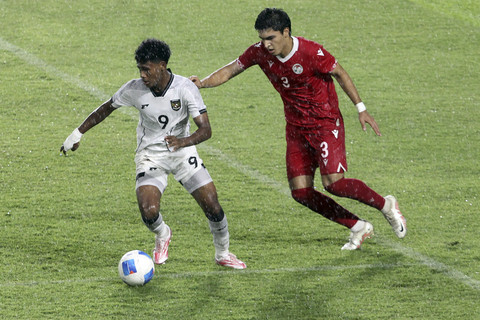 Pemain Timnas Indonesia U-17 Fadly Alberto Hengga (kiri) berusaha melewati pemain Tajikistan Nurmatov Shukhrat (kanan) pada pertandingan Piala Kemerdekaan U-17 2025 di Stadion Utama Sumatera Utara, Kabupaten Deli Serdang, Selasa (12/8/2025). Foto: Yudi Manar/ANTARA FOTO