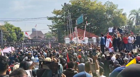 Suasana demo di depan kantor Bupati Pati, pada Rabu (13/8). Foto: Intan Alliva/kumparan
