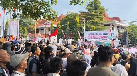 Suasana demo di depan kantor Bupati Pati, pada Rabu (13/8). Foto: Intan Alliva/kumparan