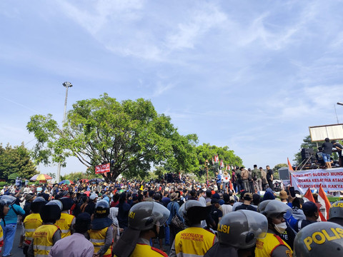 Suasana demo di depan kantor Bupati Pati, pada Rabu (13/8/2025). Foto: Intan Alliva Khansa/kumparan