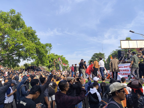 Suasana demo di depan kantor Bupati Pati, pada Rabu (13/8/2025). Foto: Intan Alliva/kumparan