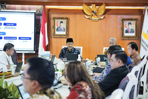Mensos Saifullah Yusuf (Gus Ipul) dan Wamensos Agus Jabo memimpin rapat koordinasi percepatan buka rekening kolektif (Burekol) penerima bansos di kantor Kemensos, Selasa (12/8/2025). Foto: Dok. Kemensos