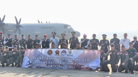 Upacara pelepasan tim bantuan kemanusiaan Indonesia yang kirim bantuan kemanusiaan ke Gaza via Airdrop pada HUT ke-80 RI, Lanud Halim Perdanakusuma, Jaktim, Rabu (13/8).  Foto: Thomas Bosco/kumparan