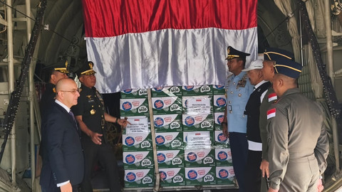 Upacara pelepasan tim bantuan kemanusiaan Indonesia yang kirim bantuan kemanusiaan ke Gaza via Airdrop pada HUT ke-80 RI, Lanud Halim Perdanakusuma, Jaktim, Rabu (13/8).  Foto: Thomas Bosco/kumparan