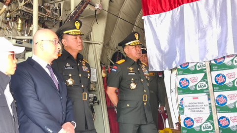 Panglima TNI Jenderal Agus Subiyanto saat melepas tim pengiriman bantuan kemanusiaan ke Gaza via Airdrop di Lanud Halim Perdanakusuma, Jaktim, Rabu (13/8). Foto: Thomas Bosco/kumparan