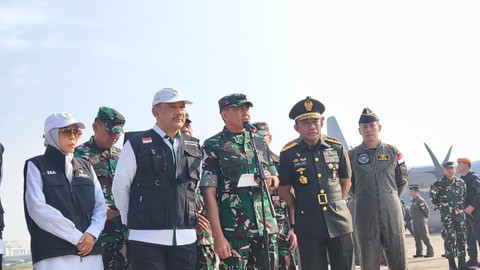 Sekjen Kemhan Letjen Tri Budi Utomo saat melepas tim pengiriman bantuan kemanusiaan ke Gaza via Airdrop di Lanud Halim Perdanakusuma, Jaktim, Rabu (13/8). Foto: Thomas Bosco/kumparan