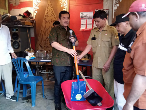 Ketua Komisi A DPRD DIY, Eko Suwanto, menyerahkan bantuan peralatan pascabencana ke Lurah Baciro, Yogyakarta, pada Senin (11/8). Foto: Dok. DPRD DIY