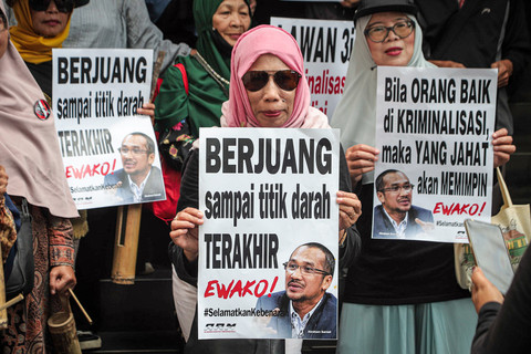 Ibu-ibu pendukung hadir saat eks ketua KPK Abraham Samad diperiksa sebagai saksi terlapor terkait kasus dugaan pencemaran yang dilaporkan Mantan Presiden Joko Widodo di Ditreskrimum Polda Metro Jaya, Rabu (13/8/2025). Foto: Iqbal Firdaus/kumparan