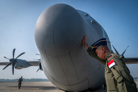 Prajurit TNI AU dari Wing Udara 1 Angkut Lanud Halim Perdanakusuma berdoa saat pelepasan Satuan tugas (Satgas) Merah Putih II untuk bantuan kemanusiaan ke Gaza di Lanud Halim Perdanakusuma, Jakarta, Rabu (13/8/2025). Foto: Bayu Pratama S/ANTARA FOTO