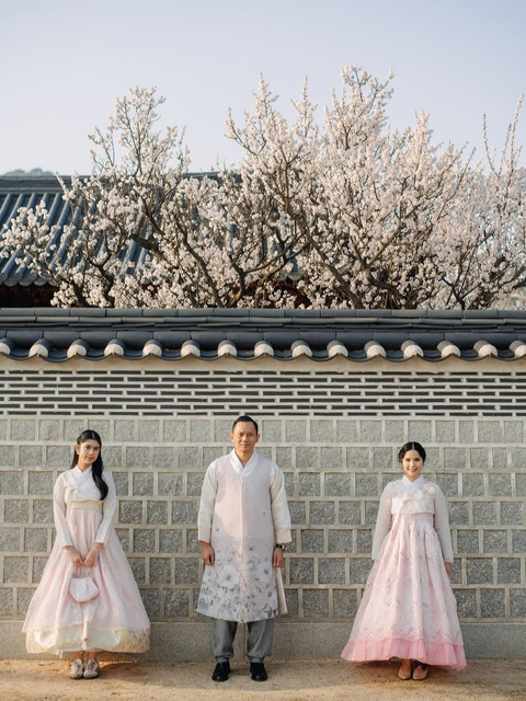 Foto keluarga AHY mengenakan pakaian khas Korea. Foto: Instagram @annisayudhoyono