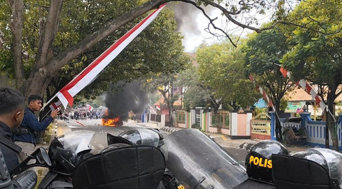 Mobil yang diduga milik Provos terbakar saat aksi demo di depan kantor Bupati Pati, Rabu (13/8/2025). Foto: Intan Alliva Khansa/kumparan