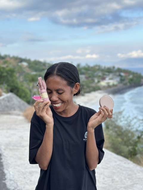 Perempuan NTT berpose bersama produk kolaborasi BLP Beauty x Du Anyam. Foto: BLP Beauty