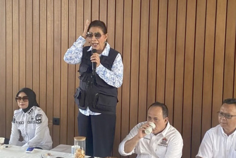 Eks Menteri Kelautan dan Perikanan Susi Pudjiastuti dan warga Pangandaran menggelar aksi tolak keberadaan keramba jaring apung (KJA) di kawasan Pantai Timur Pangandaran, Jawa Barat, Rabu (13/8/2025). Foto: Antara
