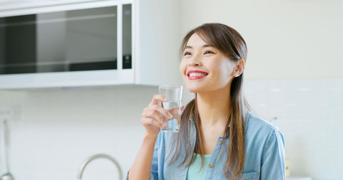 Meskipun sedang berpuasa makan, Ladies tetap boleh minum untuk menghidrasi tubuh. Foto: aslysun/Shutterstock.