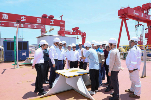 Menteri ESDM Bahlil Lahadalia ke China untuk tinjau fasilitas terapung LNG terbesar untuk Indonesia, di Nantong, China, Rabu (13/8/2025).  Foto: Dok. Kementerian ESDM