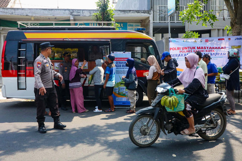 Warga membeli beras stabilisasi pasokan dan harga pangan (SPHP) seharga Rp57...                    </div>

                    <div class=