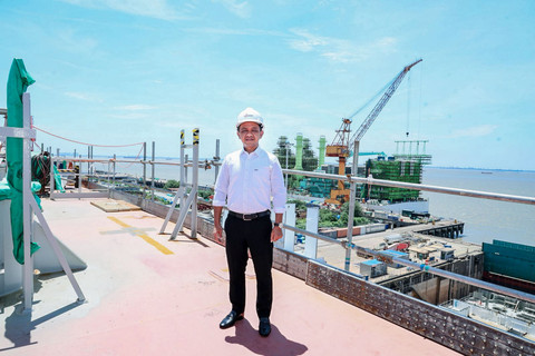 Menteri ESDM Bahlil Lahadalia meninjau pembangunan fasilitas Floating Liquefied Natural Gas (FLNG) atau LNG Terapung di galangan kapal Wison New Energies, Kota Nantong, Rabu (13/8/2025). Foto: Dok. Kementerian ESDM