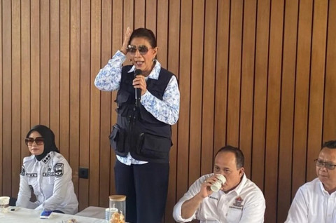 Mantan Menteri Kementerian Kelautan dan Perikanan (KKP) Susi Pudjiastuti memberikan sambutan saat aksi penolakan keramba jaring apung (KJA) Pantai Timur Pangandaran yang digelar di Susi Air Beach Strip, Pangandaran, Jawa Barat, Rabu (13/8/2025). Foto: Feri Purnama/ANTARA