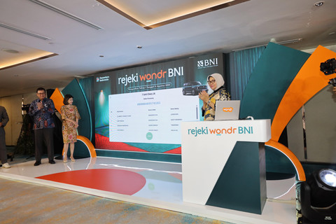 Direktur Consumer Banking BNI, Corina Leyla Karnalies (kanan), Direktur Network & Retail Funding Rian Eriana Kaslan (kedua dari kiri), dan SEVP Network and Sales Sri Indira, SEVP Wealth Management Steven Suryana (kiri) saat mengumumkan pemenang tahap pertama program undian Rejeki wondr BNI di Grha BNI, Jakarta pada Senin (11/8). Foto: Dok. BNI