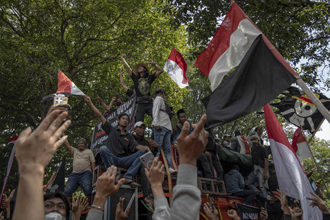 Massa yang tergabung dalam Aliansi Masyarakat Pati Bersatu berunjuk rasa di depan Kantor Bupati Pati, Kabupaten Pati, Jawa Tengah, Rabu (13/8/2025). Foto: Aji Styawan/ANTARA FOTO