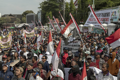 Massa yang tergabung dalam Aliansi Masyarakat Pati Bersatu berunjuk rasa di depan Kantor Bupati Pati, Kabupaten Pati, Jawa Tengah, Rabu (13/8/2025). Foto: Aji Styawan/ANTARA FOTO