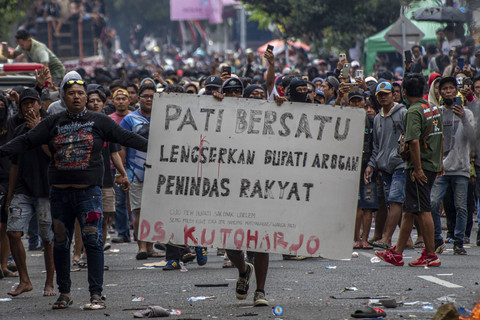 Massa yang tergabung dalam Aliansi Masyarakat Pati Bersatu berunjuk rasa di depan Kantor Bupati Pati, Kabupaten Pati, Jawa Tengah, Rabu (13/8/2025). Foto: Aji Styawan/ANTARA FOTO