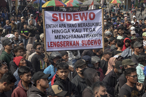 Massa yang tergabung dalam Aliansi Masyarakat Pati Bersatu berunjuk rasa di depan Kantor Bupati Pati, Kabupaten Pati, Jawa Tengah, Rabu (13/8/2025). Foto: Aji Styawan/ANTARA FOTO