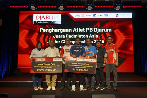 PB Djarum memberikan bonus apresiasi kepada Moh. Zaki Ubaidillah dalam acara Penghargaan Atlet PB Djarum Juara Asia Junior Championships 2025 Rabu (13/8/2025). Foto: Dok. PB Djarum