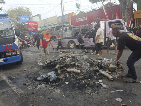 Tampak bangkai motor polisi yang dibakar saat demo di Pati, Jawa Tengah, Rabu (13/8/2025). Foto: kumparan