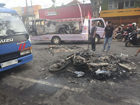 Tampak bangkai motor polisi yang dibakar saat demo di Pati, Jawa Tengah, Rabu (13/8/2025). Foto: kumparan