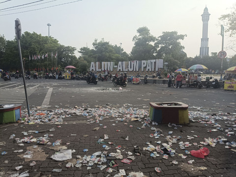 Sampah berserakan usai demo di sekitar alun-alun Pati, Jawa Tengah, Rabu (13/8/2025). Foto: kumparan