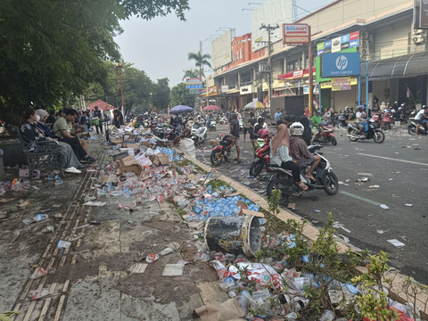 Sampah berserakan usai demo di sekitar alun-alun Pati, Jawa Tengah, Rabu (13/8/2025). Foto: kumparan