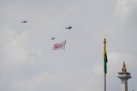 Helikopter TNI-Polri terbang membentuk formasi dengan membawa bendera logo HUT ke-80 RI saat mengikuti gladi kotor ke-2 Upacara Peringatan Detik-Detik Proklamasi Kemerdekaan RI di halaman Istana... </div>
<div class=