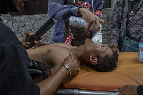 Tim kesehatan memberikan pertolongan pertama kepada pengunjuk rasa yang terluka di saat aksi di depan Kantor Bupati Pati, Kabupaten Pati, Jawa Tengah, Rabu (13/8/2025). Foto: Aji Styawan/ANTARA FOTO