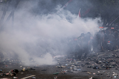 Massa berlarian menghindari tembakan gas air mata dari kepolisian usai terjadi kericuhan unjuk rasa di depan Kantor Bupati Pati, Kabupaten Pati, Jawa Tengah, Rabu (13/8/2025). Foto: Aji Styawan/ANTARA FOTO